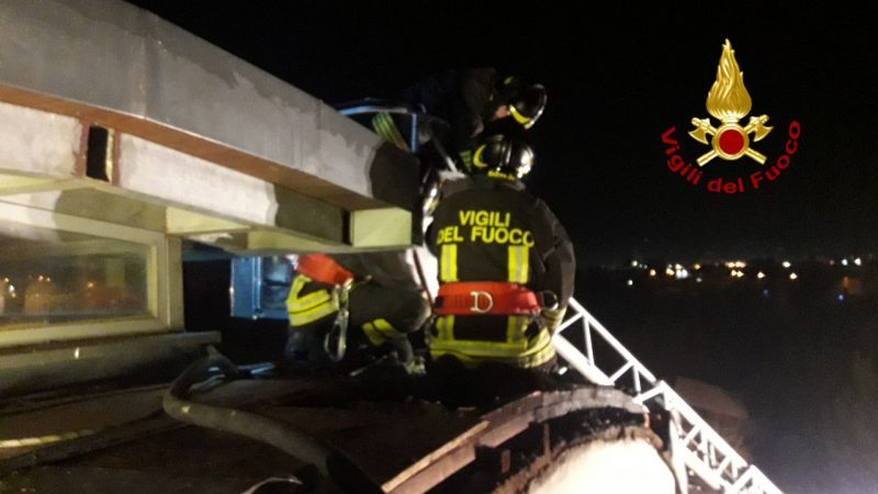 A fuoco il tetto di una casa a Prato