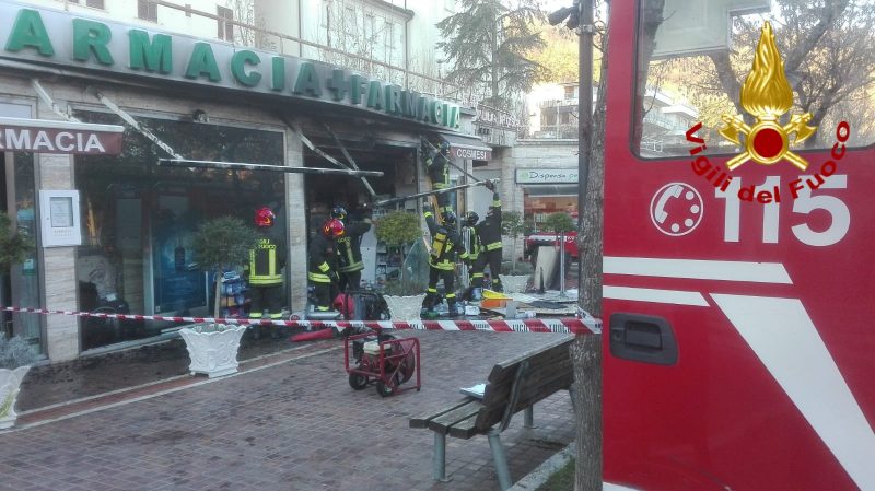 Paura a Chianciano, a fuoco la vetrina della farmacia