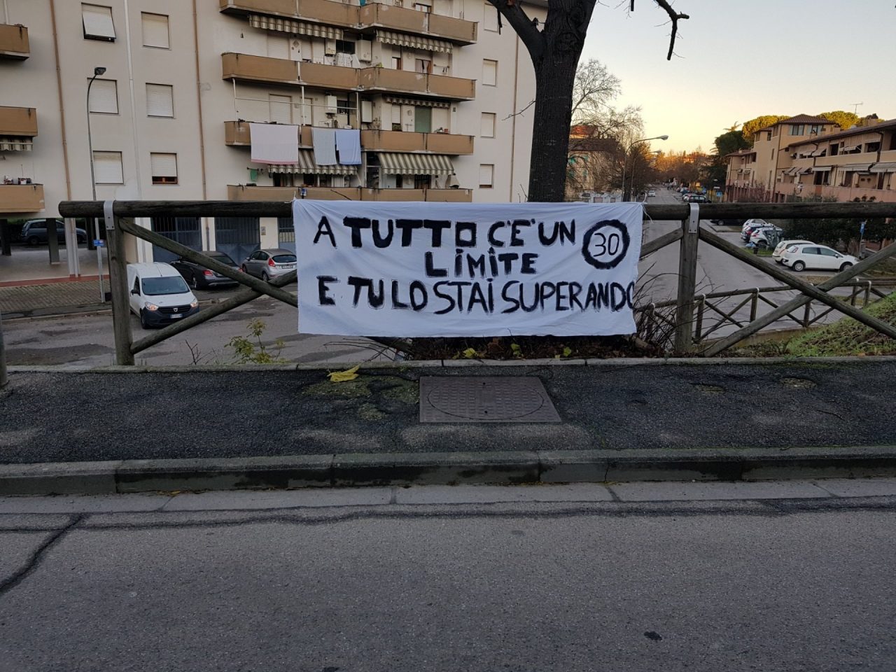 Fermano il traffico con l’ironia