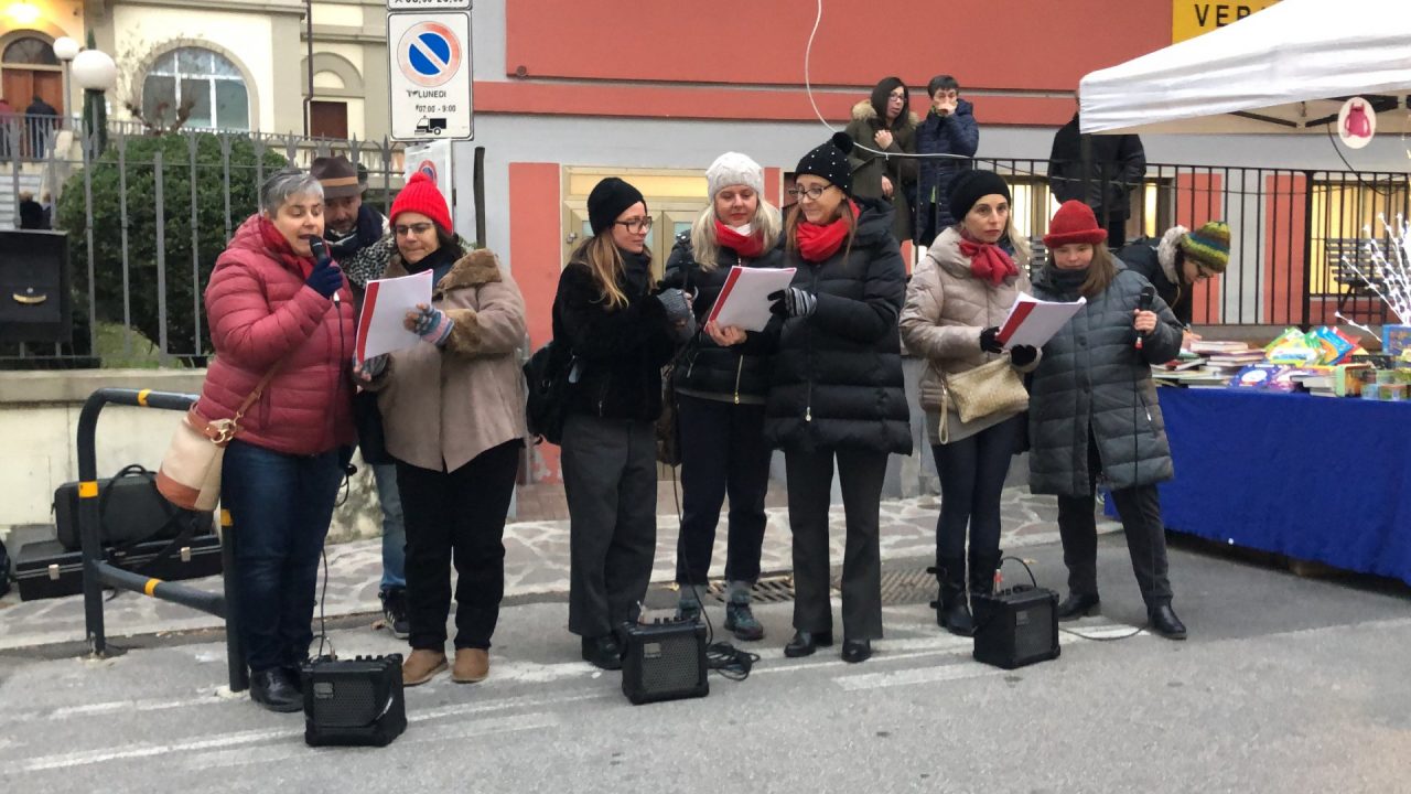 Mercatini di Natale: a Vaiano tra canti, storie e Babbo Natale VIDEO