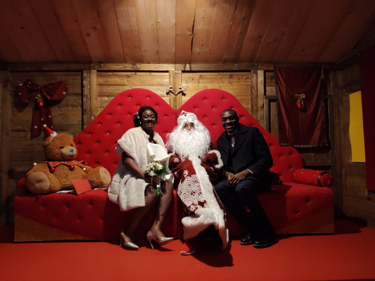 Festeggiano il matrimonio con Babbo Natale