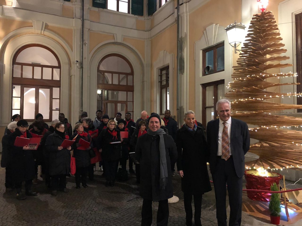 Firenze, accesso l’albero di Natale realizzato dai migranti