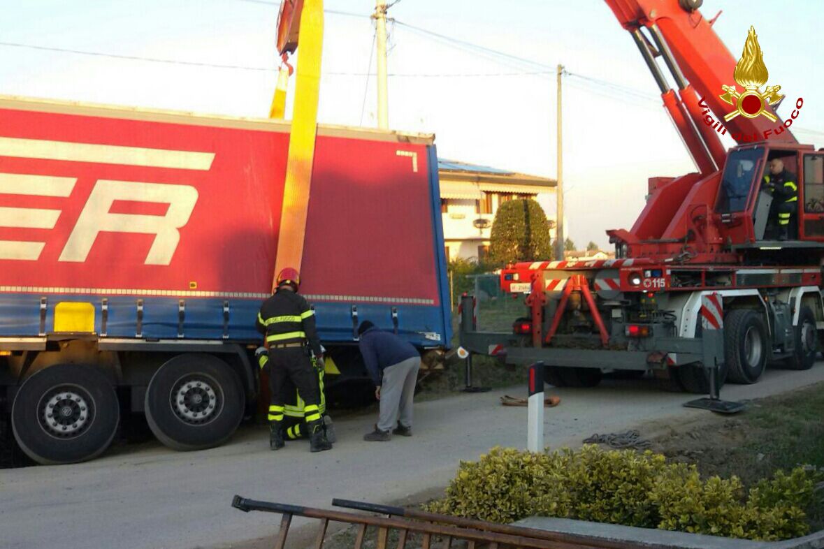 Camion finisce di traverso a causa del ghiaccio
