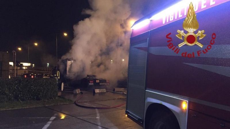 Al fuoco un camion in via degli Olmi