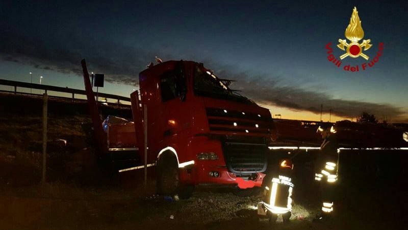 Autocarro finito fuori strada sulla Fi-Pi-Li