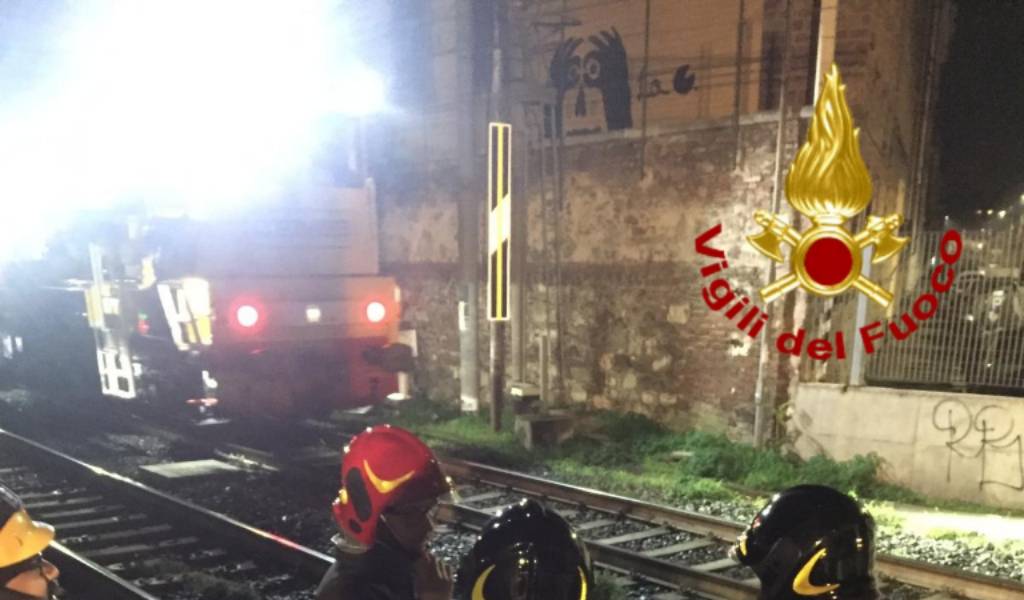 Incendio lungo i binari, ritardi sulla linea ferroviaria Pisa-Roma