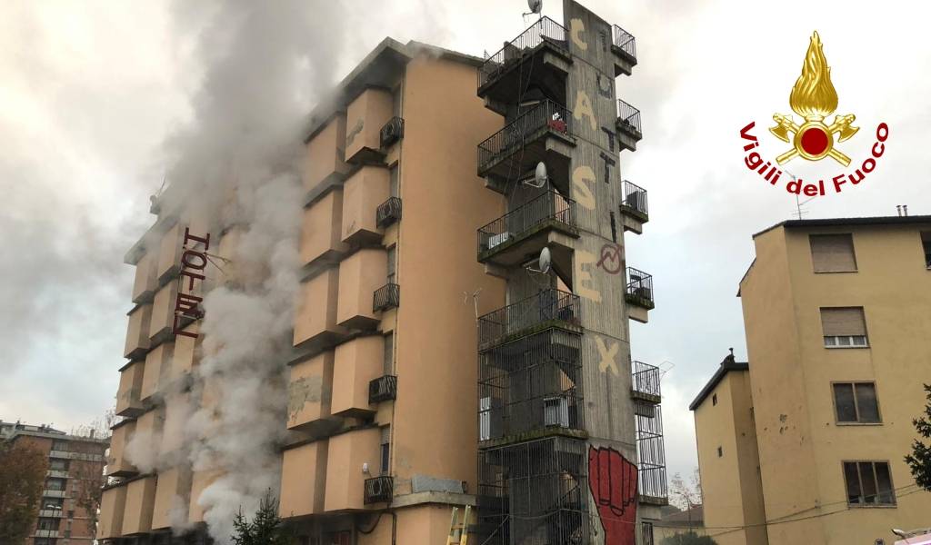 A fuoco ex albergo occupato abusivamente: paura per 10 persone tra cui due minori