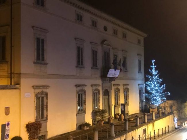 Acceso il grande albero di Natale di Poggio a Caiano