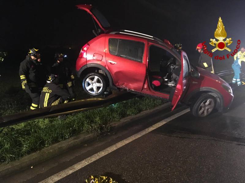 Auto finisce sopra il guardrail
