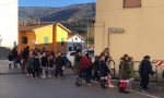 I bambini della scuola elementare decorano l'albero