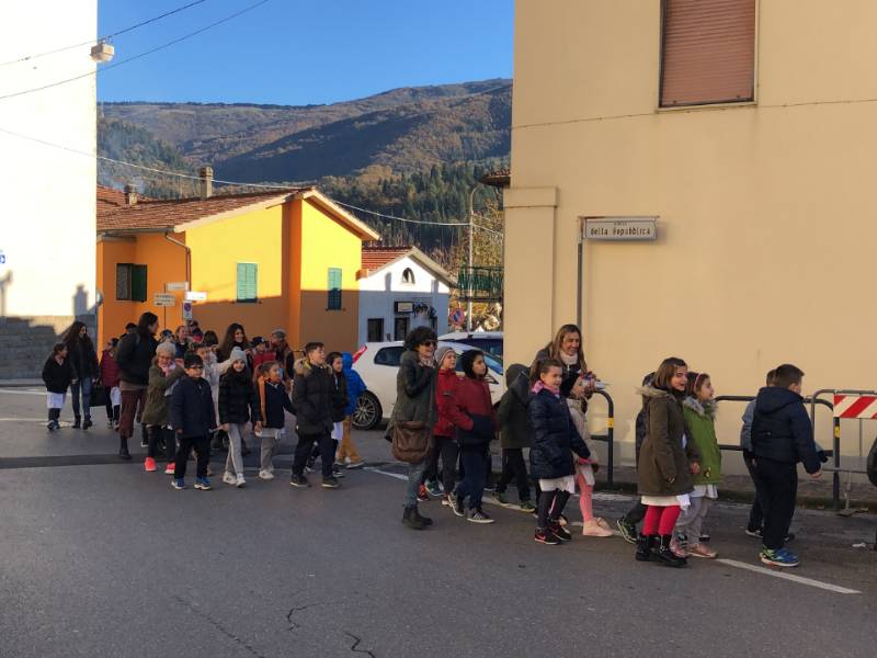 I bambini della scuola elementare decorano l’albero