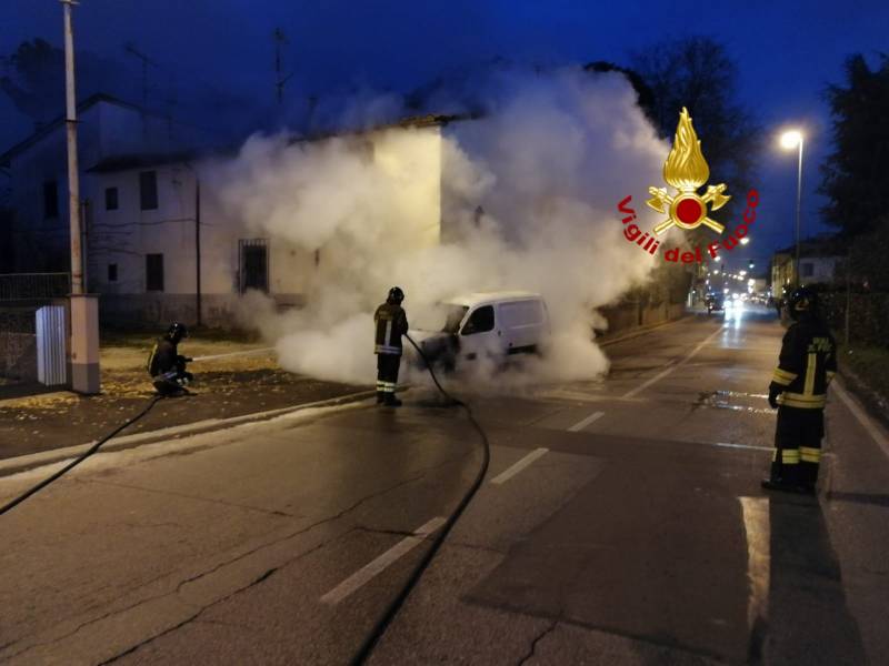 A fuoco auto a gas in via Cava