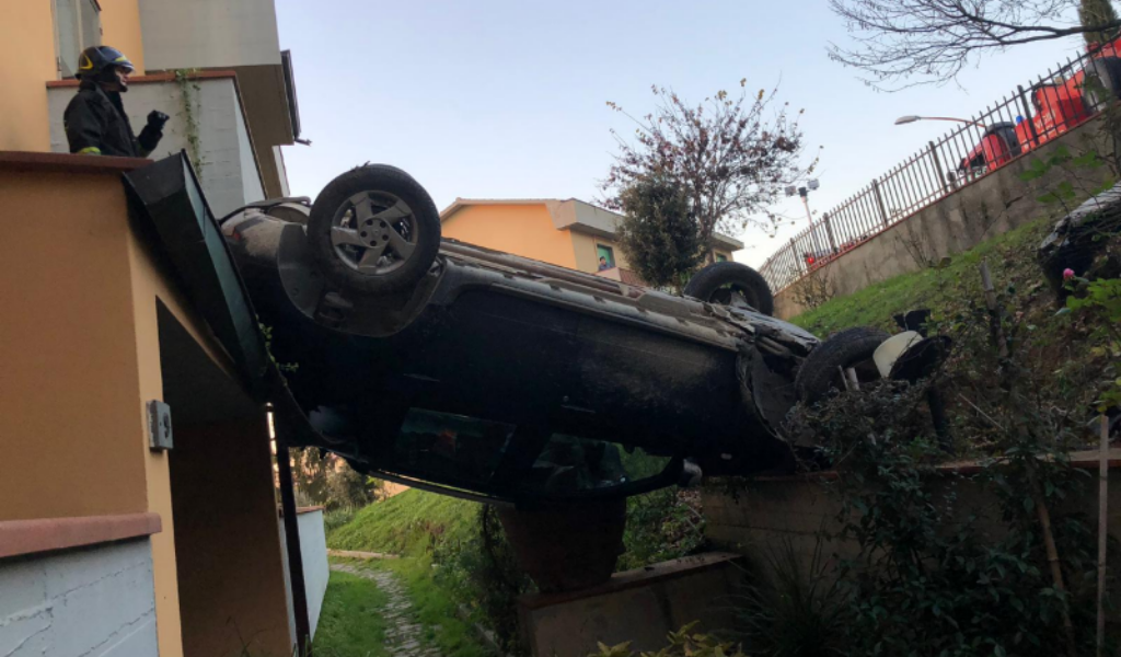 Si ribalta con l’auto e rimane incastrato tra la casa e il muricciolo VIDEO