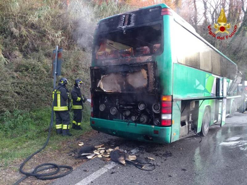 A fuoco un pulman a Marliana (Pistoia)