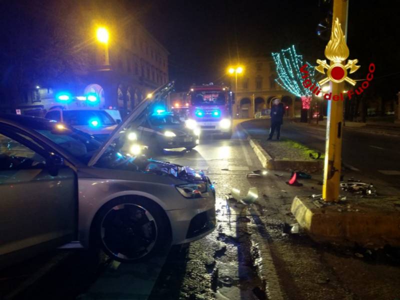 Si schianta contro il semaforo: paura in centro a Firenze