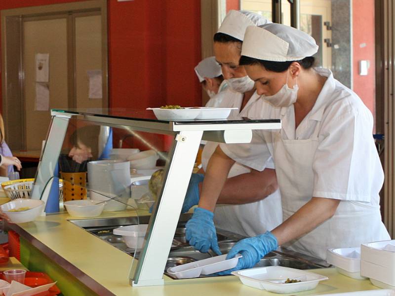 Refezione scolastica, giovedì giornata a tema con “Menù di Natale”