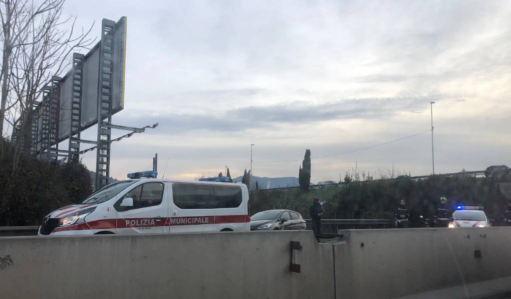Incidente in viale Leonardo da Vinci: code verso Prato