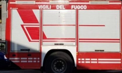 Ragazza soccorsa nella notte vicino a un rifugio