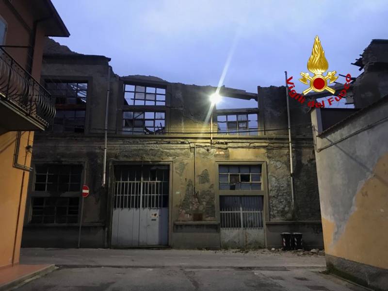 Crollato solaio e parte della facciata di un ex fabbricato IL VIDEO