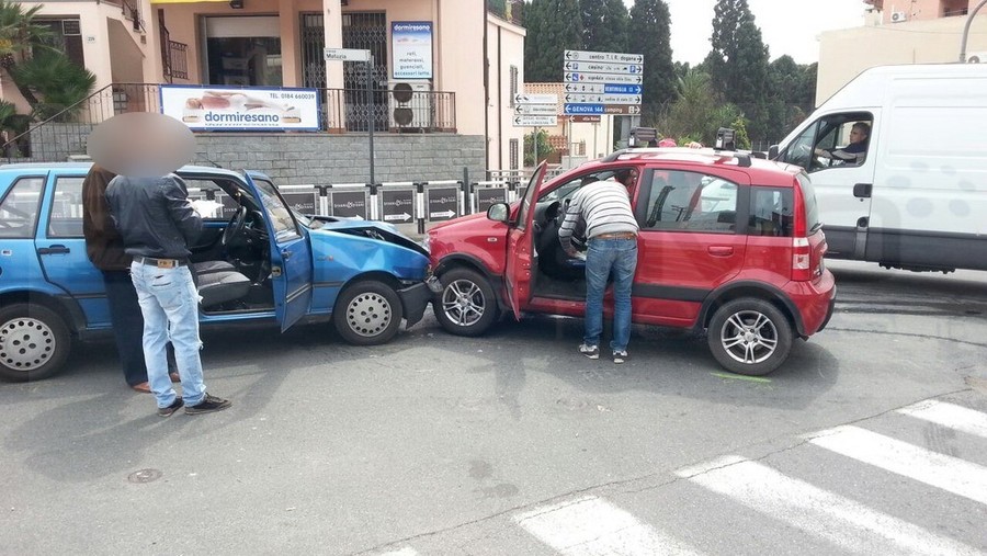 Provoca un incidente e fugge: identificato dalla Polizia municipale