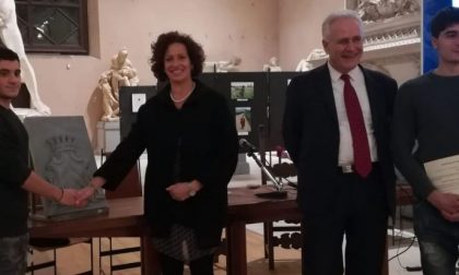 Consegnati gli stemmi di Lastra a Signa e della Regione realizzati dagli studenti del Liceo Artistico di Porta Romana