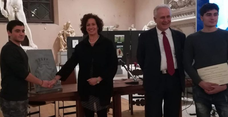 Consegnati gli stemmi di Lastra a Signa e della Regione realizzati dagli studenti del Liceo Artistico di Porta Romana
