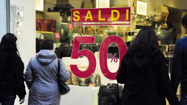 Al via da stamani i saldi estivi