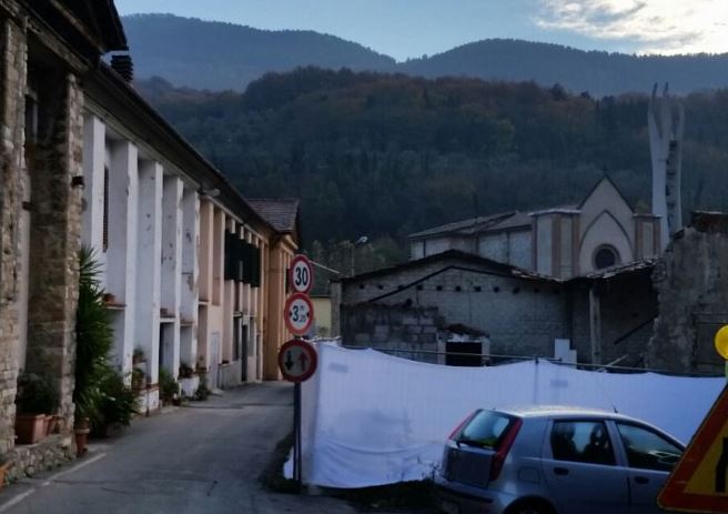Si sposano tra i teli bianchi per nascondere il degrado