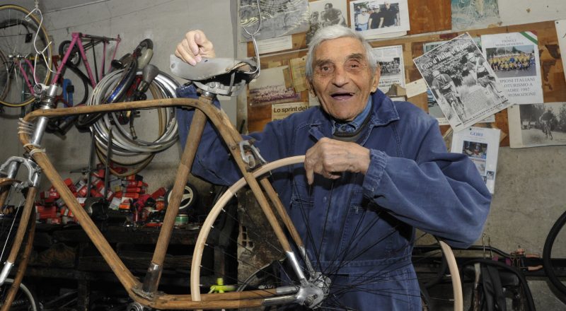 Fare il biciclettaio a 91 anni: la storia del quarratino Nilo Caramelli