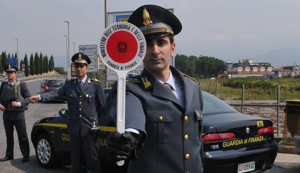 Usavano le coop come bancomat: arrestati due imprenditori