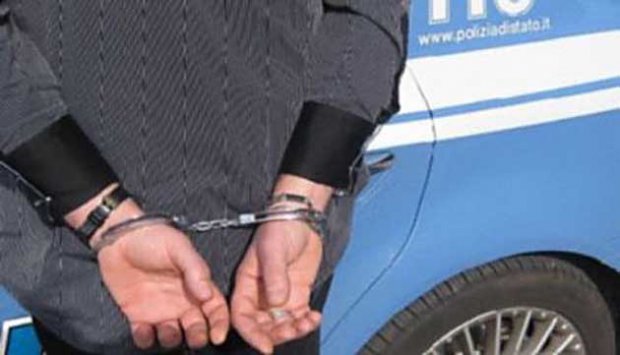 Spacca la vetrina di un negozio e gira in strada urlando con in mano una spranga e un coltello: arrestato dalla Polizia