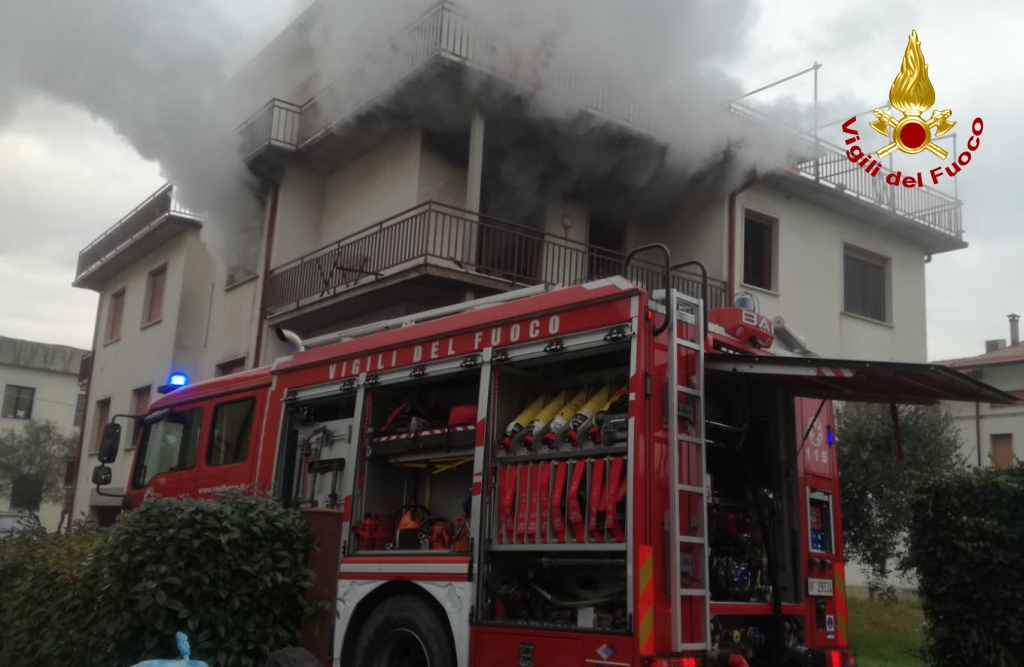 Incendio in un appartamento a Campi, disabile salvata dai Vigili del fuoco