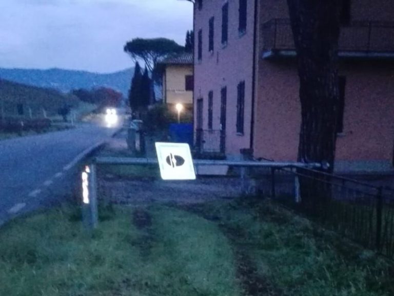 Automobilista vessato distrugge l’autovelox