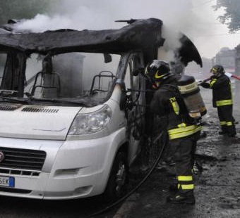 Due camper e un camion in fumo: ipotesi incendio doloso a Signa