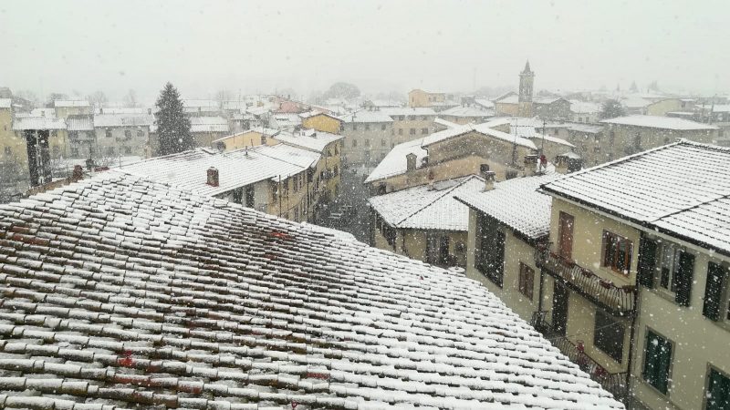 Deboli nevicate anche a Lastra a Signa, spalaneve in azione