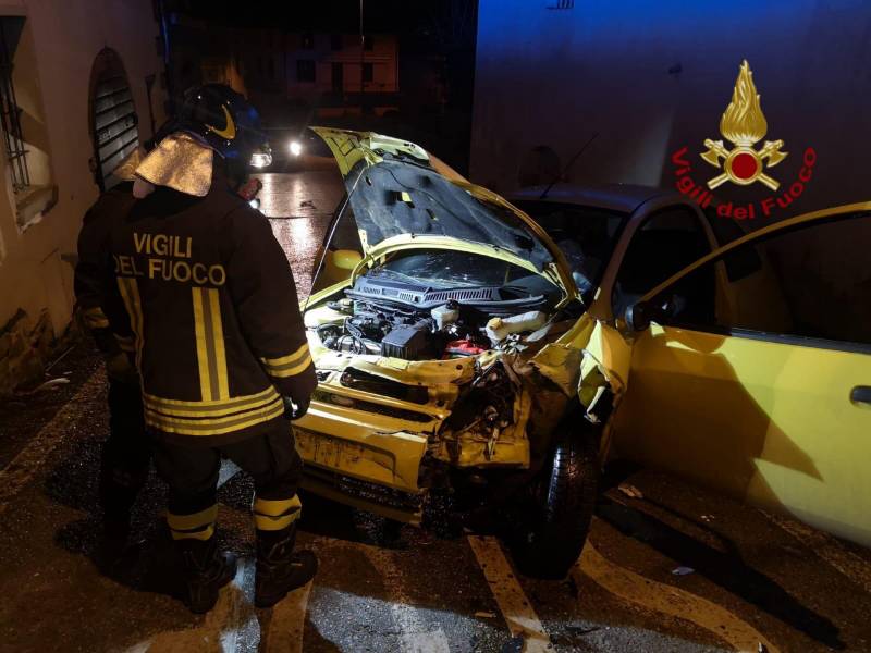 Incidente a Monte San Savino: vanno a sbattere con l’auto contro il muro