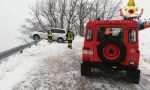 Incidente per la neve in Garfagnana: famiglia finisce con l'auto in bilico sul precipizio