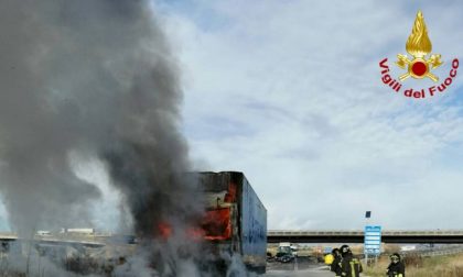 Camion a fuoco sulla FiPiLi