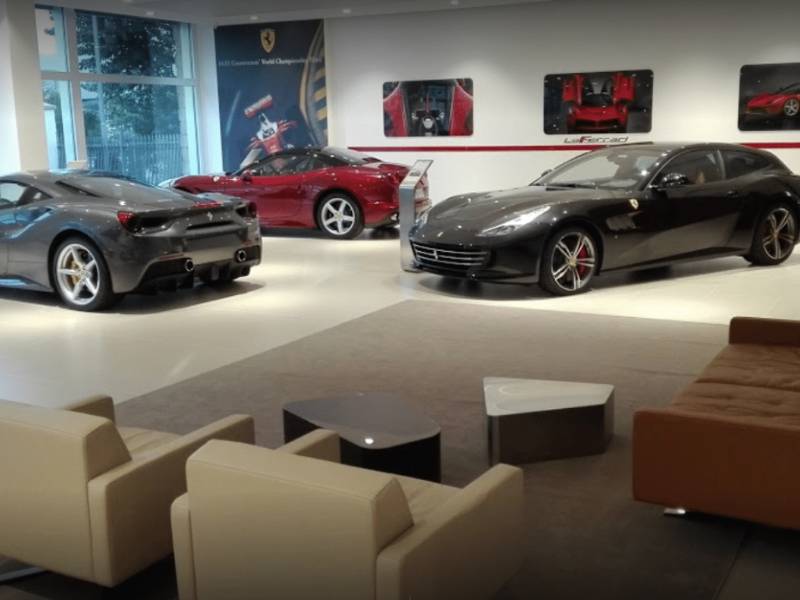 Viveva con 300 euro, compra la Ferrari: parla l’uomo che gliel’ha venduta
