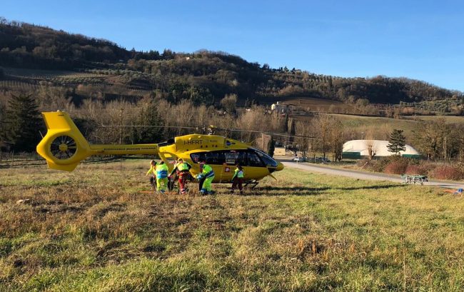 Trafitto da un sbarra mentre guida il trattore, muore 70enne