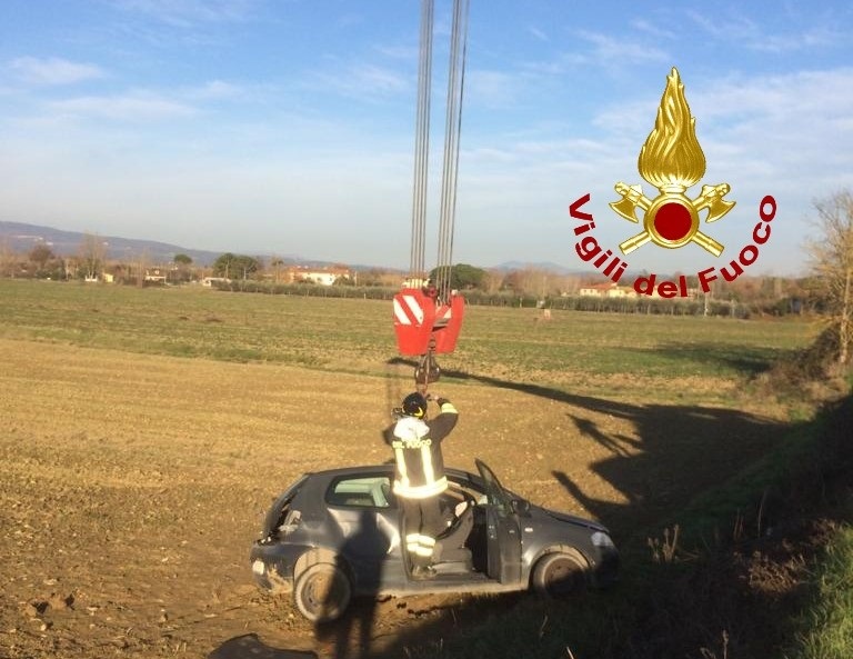 Auto si ribalta dopo l’incidente: gravissima 41enne