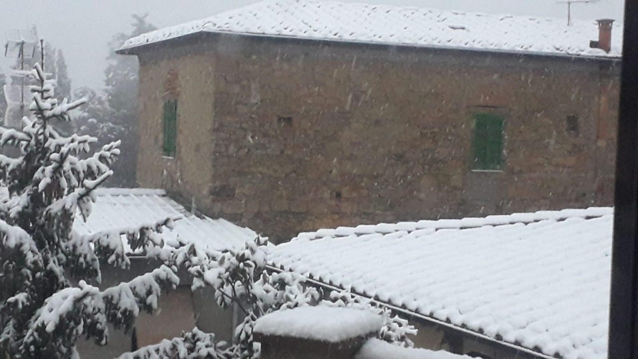 E’ arrivata la neve: il risveglio di Volterra sotto i fiocchi: guarda il video