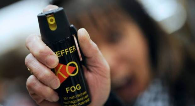 Spruzza spray al peperoncino sul bus, quattro ragazze intossicate