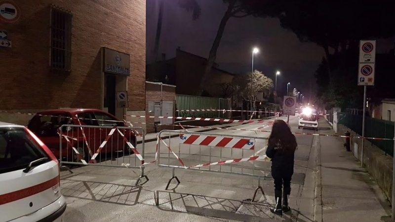 Albero pericolante in una proprietà privata: chiusa parzialmente via Italia ’61