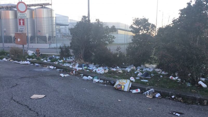 Tornano i nomadi nel parcheggio del cinema Uci