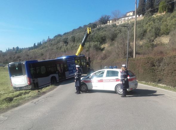 Autista del bus sbaglia strada e finisce in un campo