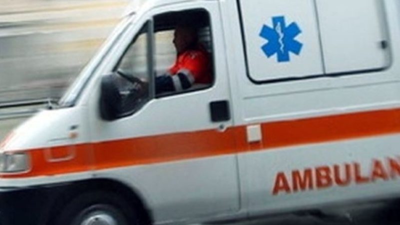 Arezzo, attimi di paura per un bambino: perde i sensi mentre gioca in piscina