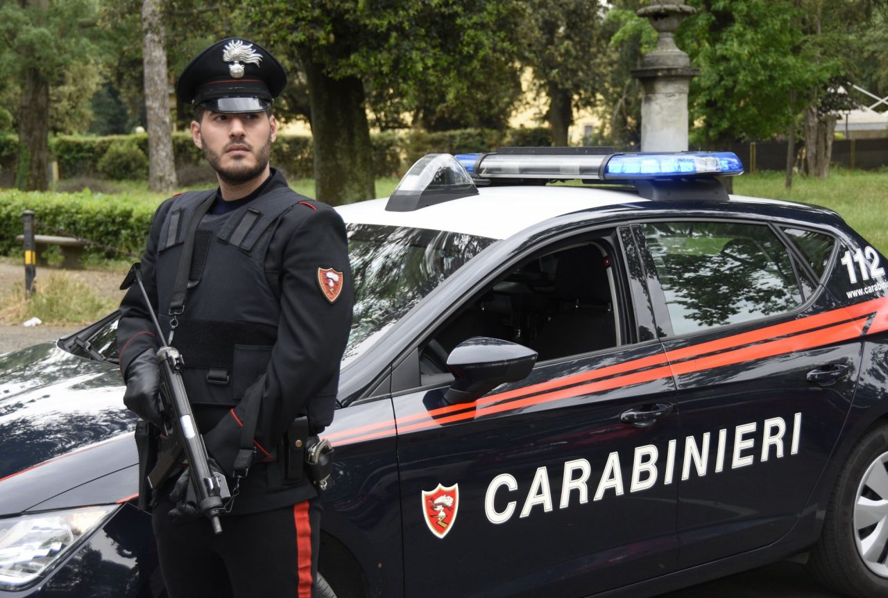 Tenta di investire i carabinieri, un militare spara: ferito a un piede