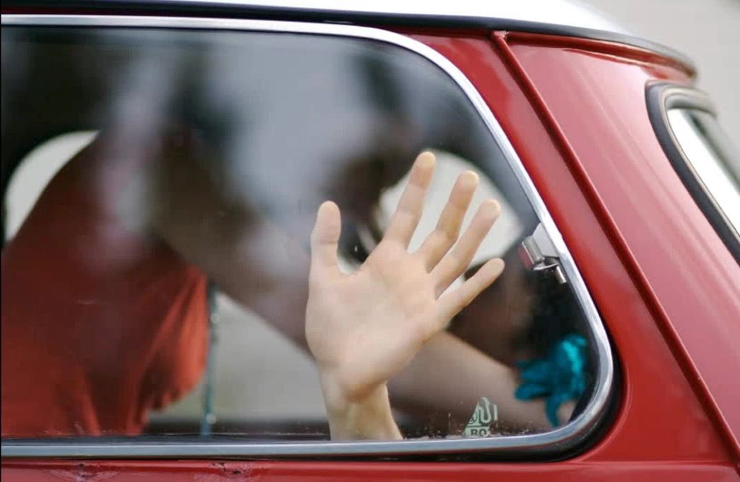  Fa sesso in macchina e lascia il figlio solo per i campi