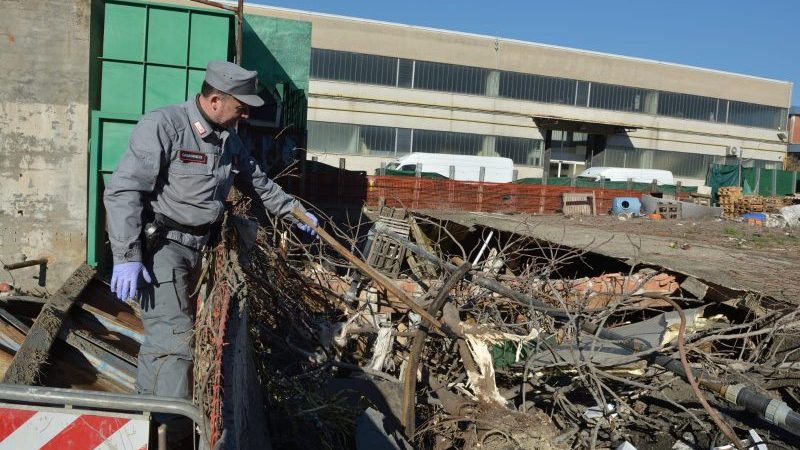 Discarica di rifiuti potenzialmente pericolosi in un’area in demolizione